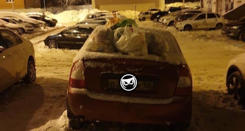 "Новый тренд?: в Пензе машины заваливают пакетами с мусором 
