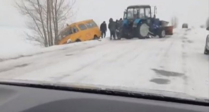В Пензенской области школьный автобус вылетел в кювет со скользкой трассы