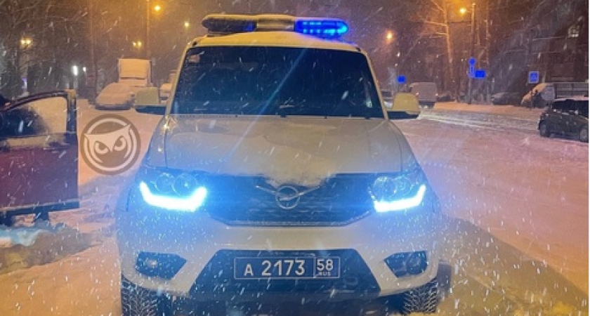 В Пензе инспекторы ГИБДД помогали водителям выбраться из снежного плена