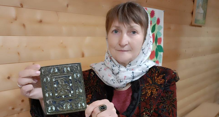 Жительница Ахун передала в  дар храму Николая Чудотворца старинную икону дореволюционного образца 