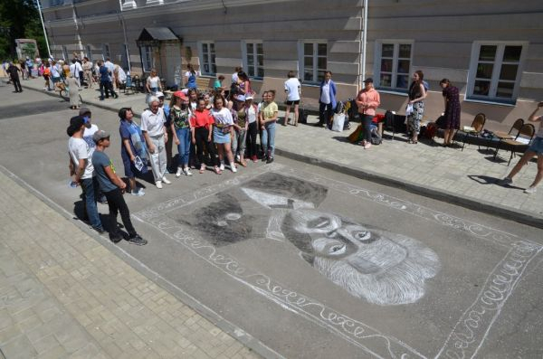 Сто пензенцев нарисовали большой портрет Савицкого