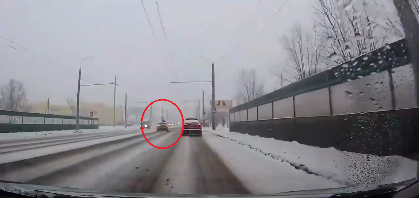 Такси на полном ходу сбило женщину на переходе в Терновке - видео