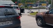 Лежит на дороге: в Пензе около ТЦ таксист сбил велосипедиста