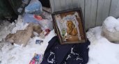 В Пензенской области неизвестные выбросили старинные иконы на мусорку