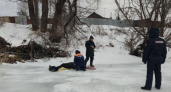 В Пензе спасатели эвакуировали замерзшего на льду мужчину