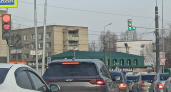 Водители Пензы просят отрегулировать светофор на перекрестке у ТЦ «Слава»