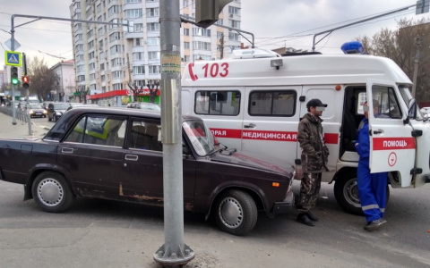 В Пензе автомобили "скорой" и ВАЗ попали в аварию