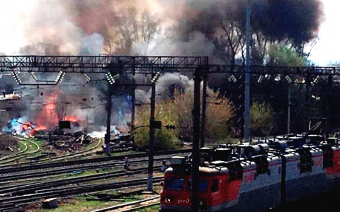 Пожарные борются с огнем на железной дороге в Пензе – фото и видео с места событий