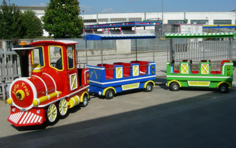 «Бутырка» играла для детей в детском паровозике на День города