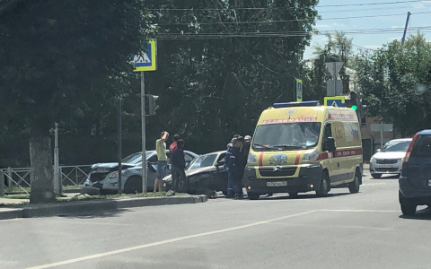 В Пензе на Куйбышева столкнулись две машины, приехала реанимация
