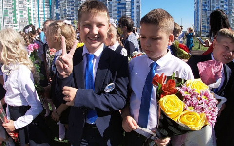 В Спутнике школьников после линейки позвали на праздник
