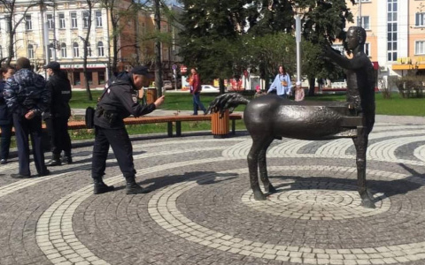 Полиция Пензы разыскивает участников «перфоманса» со статуей кентавра