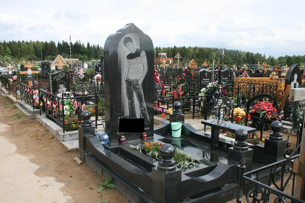 Фото на памятниках на кладбище
