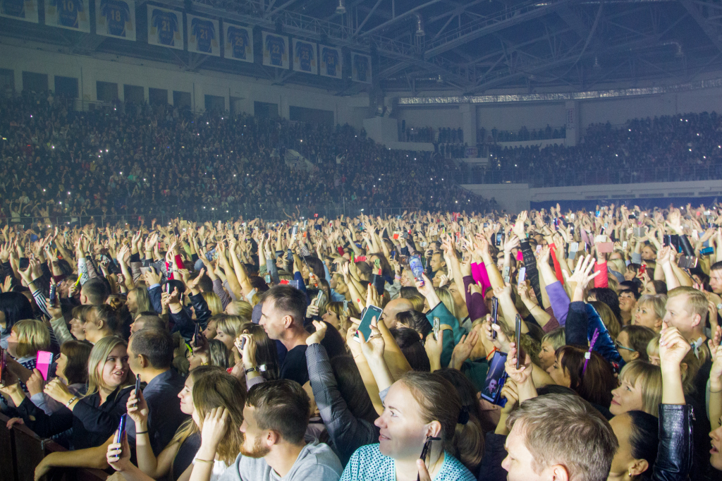 Концерты иваново. Руки вверх концерты 2021 Пенза. Пенза дизель Арена концерт руки вверх. Концерт на стадионе руки вверх. Фанатки руки вверх 2000.