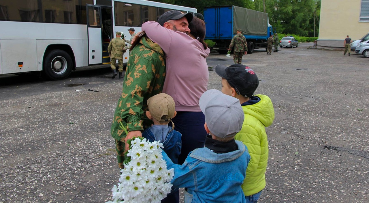 Вернувшихся встречали. Вернувшиеся с войны на Украине. ОМОН вернулся с Украины. Военнослужащий в больнице. Офицер Росгвардии.