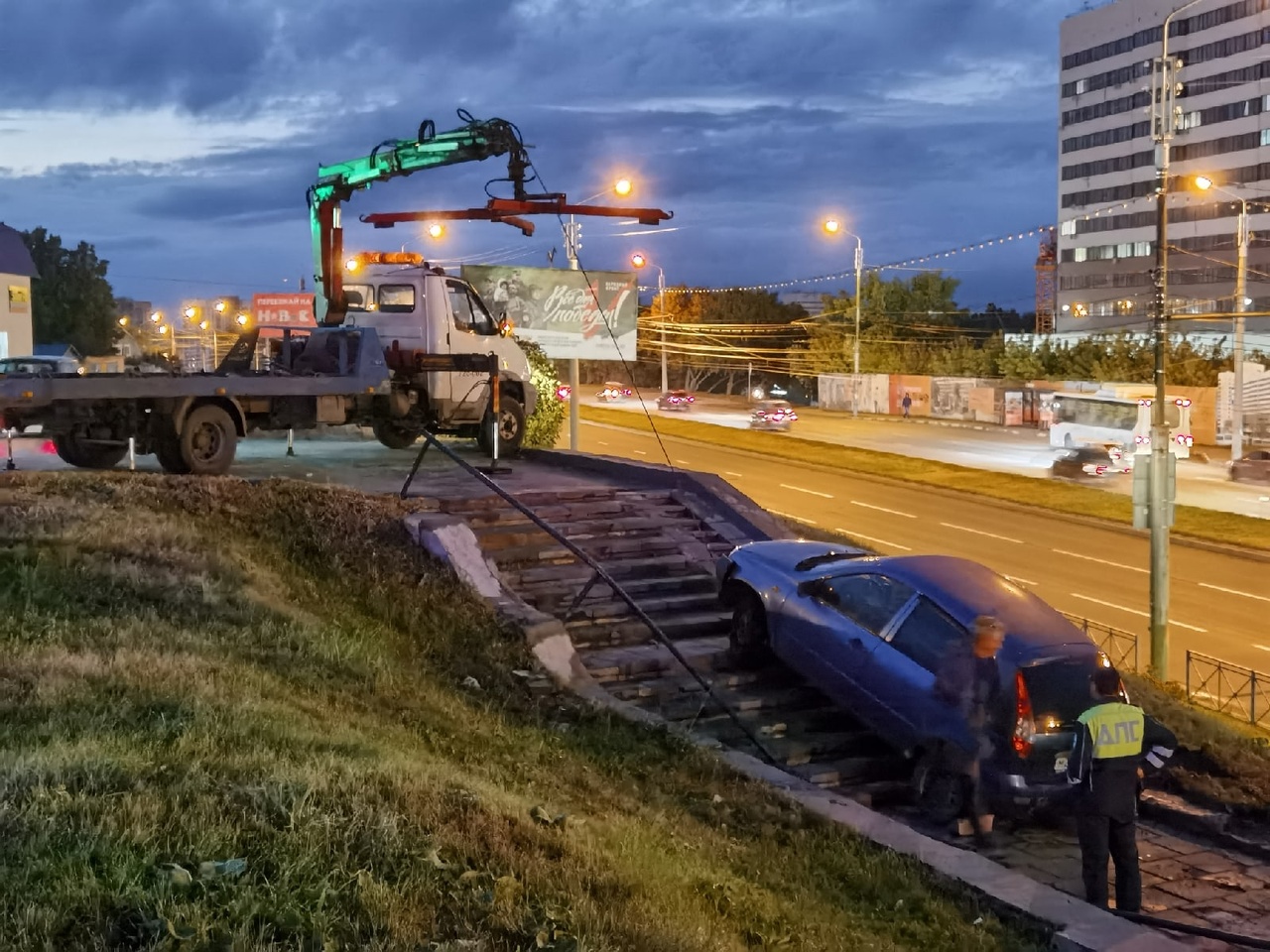 В Пензе легковушка слетела с дороги на лестницу