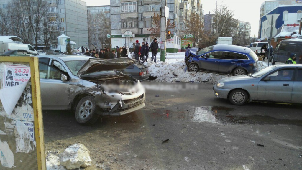 Арбекова пенза. Авария у ЗАГСА Пенза Арбеково 2019. Г.Пенза фото аварии около ТЦ салют в Арбеково ноябрь 2021. Пенза остановка ЦНТИ Арбеково больница. Клим Пенза криминал Арбеково.