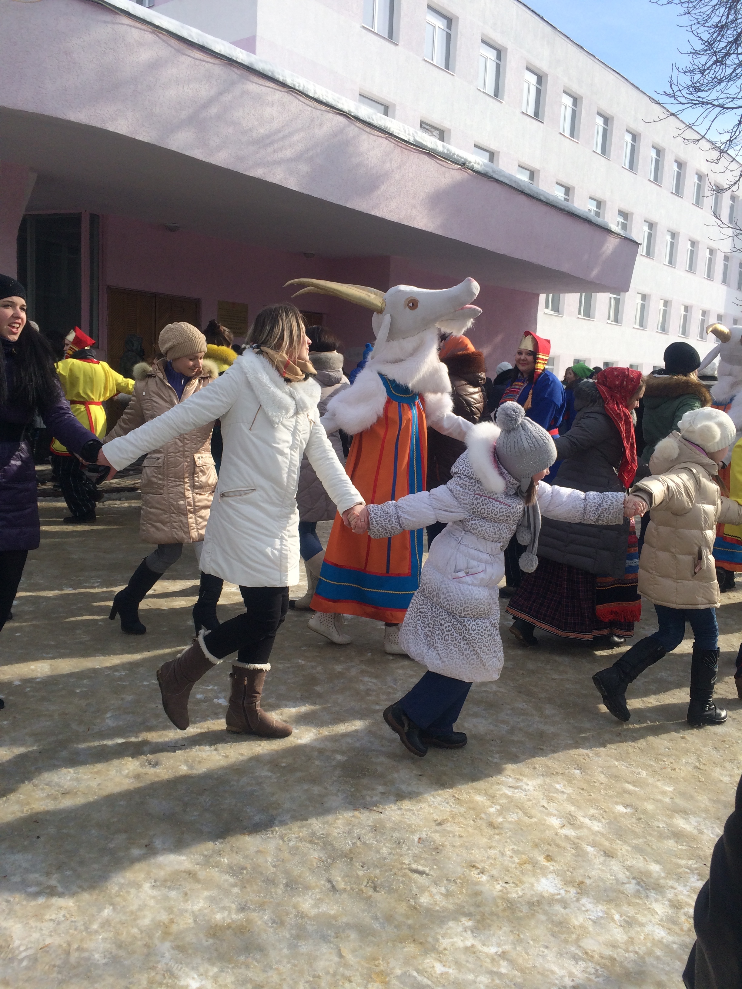 Сегодня студенты сожгли чучело масленицы в центре города (ВИДЕО)-28 февраля  2014