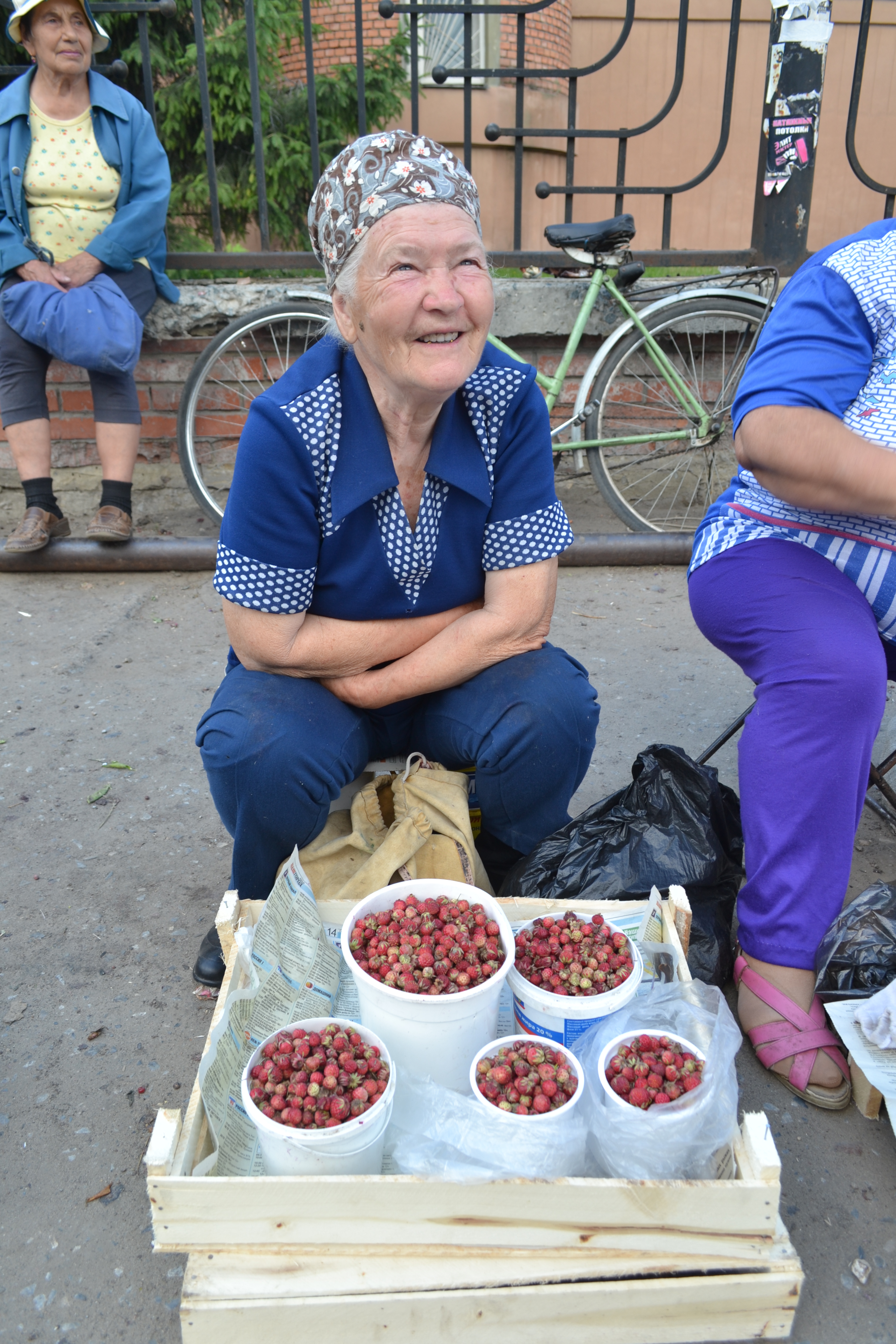 бабушка продает ягоды