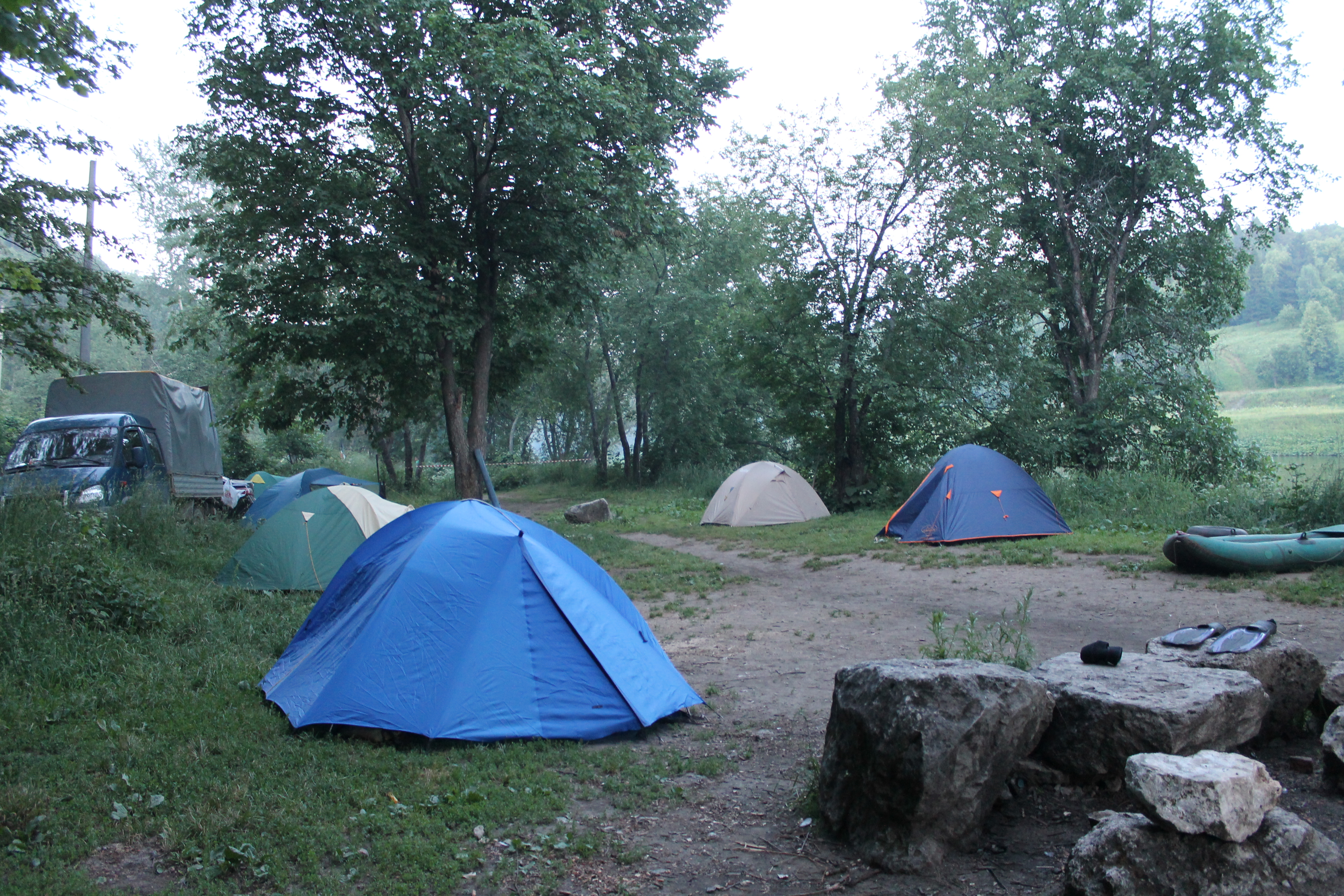 Палаточный лагерь на берегу реки