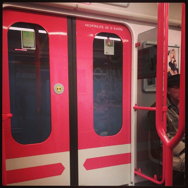 Двери метрополитена. Двери метро. Дверь вагона чешского метро. Двери вагона метро.