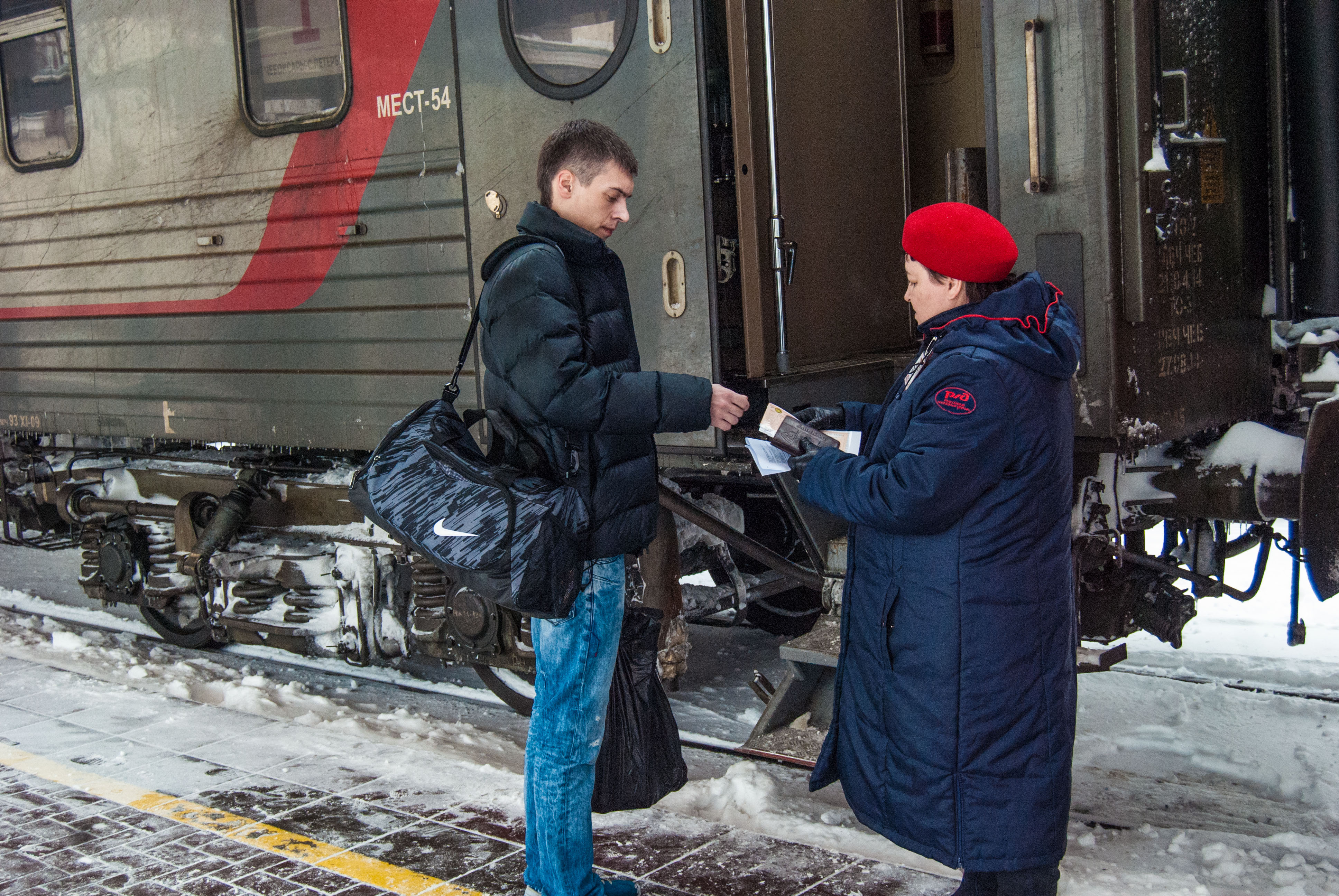 Пенза нижневартовск. Проводники поезда Пенза. Поезд прогород. Работники РЖД зимой. Проводники Коми.