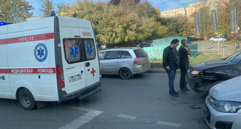 В Пензе на улице Калинина в аварии пострадала женщина