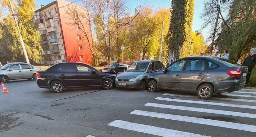 В Пензе произошла необычная массовая авария с участием 3 автомобилей