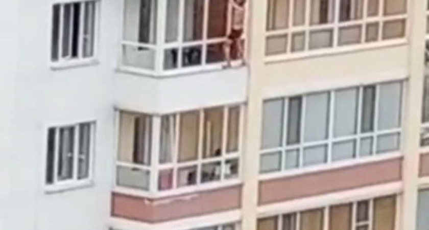 В Пензе полуголый мужчина выпал из окна многоэтажки: соцсети
