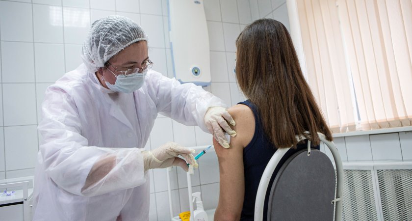 "Не вы их рожали": в Пензе родители против вакцинации подростков