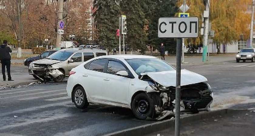 В аварии на пензенском перекрестке пострадала 19-летняя горожанка