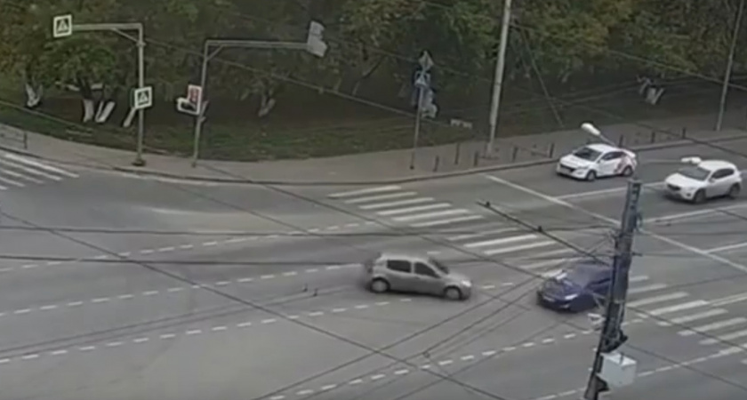 Момент ДТП на перекрестке в Пензе попал на видео 