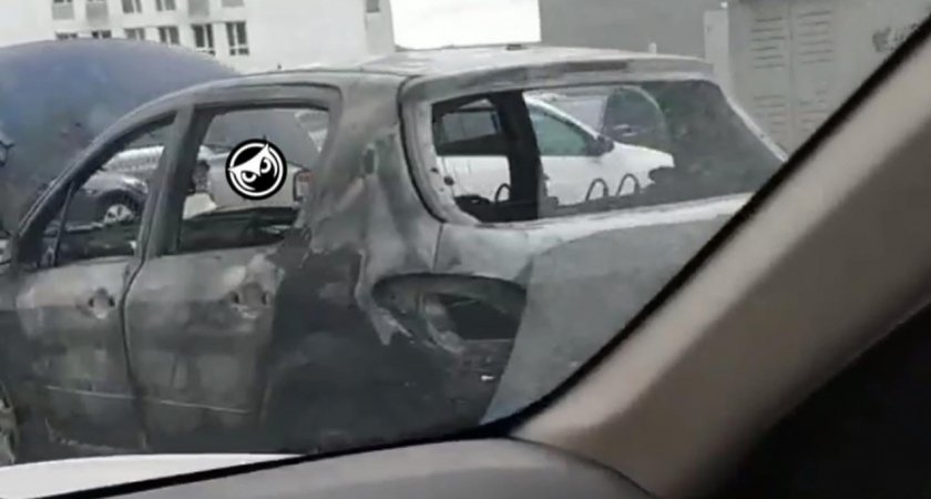 В Пензе на улице Антонова сгорела иномарка