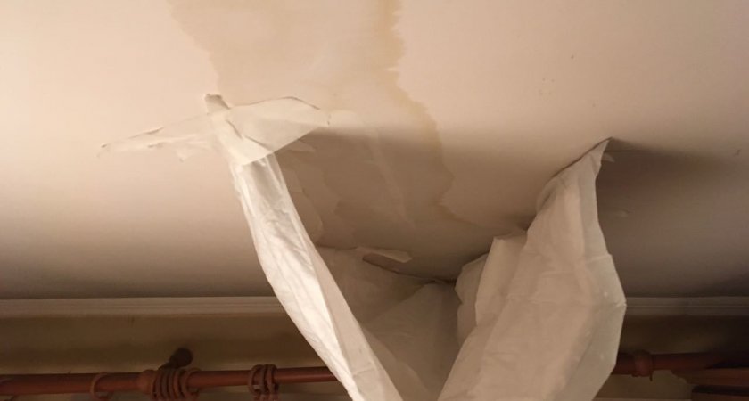 Пензячка с детьми втретит Новый год с тазами и провалившейся крышей