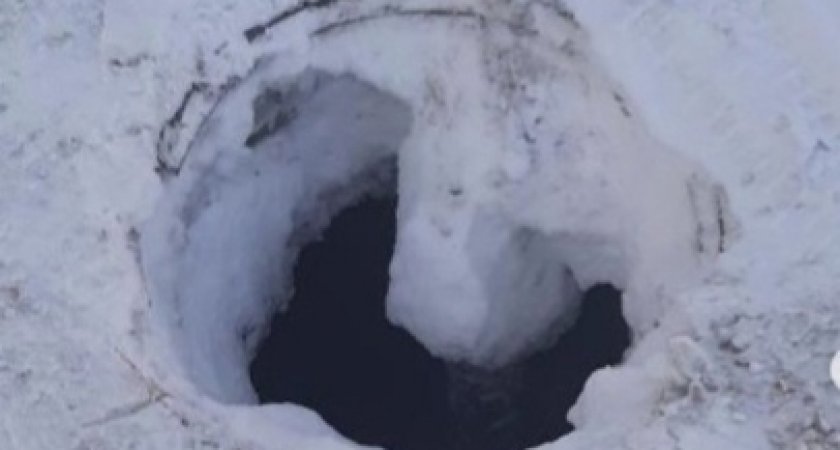 "Женщина провалилась": в Пензе обнаружили открытый люк рядом с детским садом