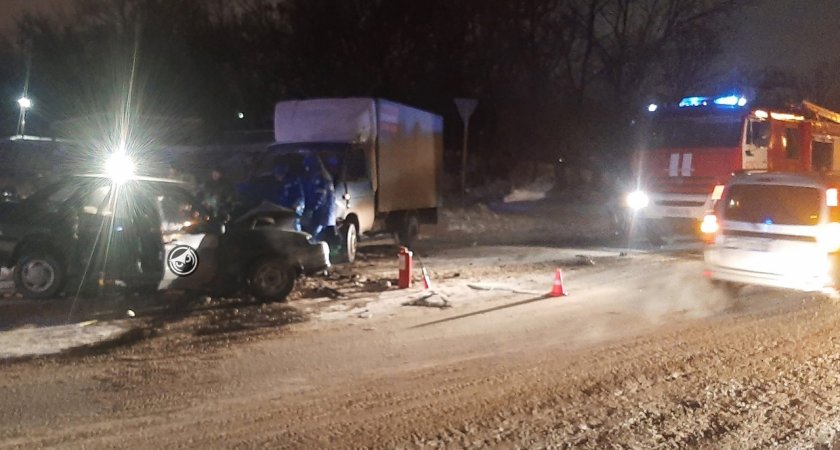 К месту аварии на улице Строителей прибыли скорая и спасатели