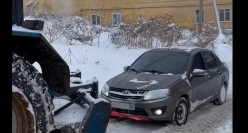 Снегоуборочная техника помогает пензенцам вырваться из сугробов 