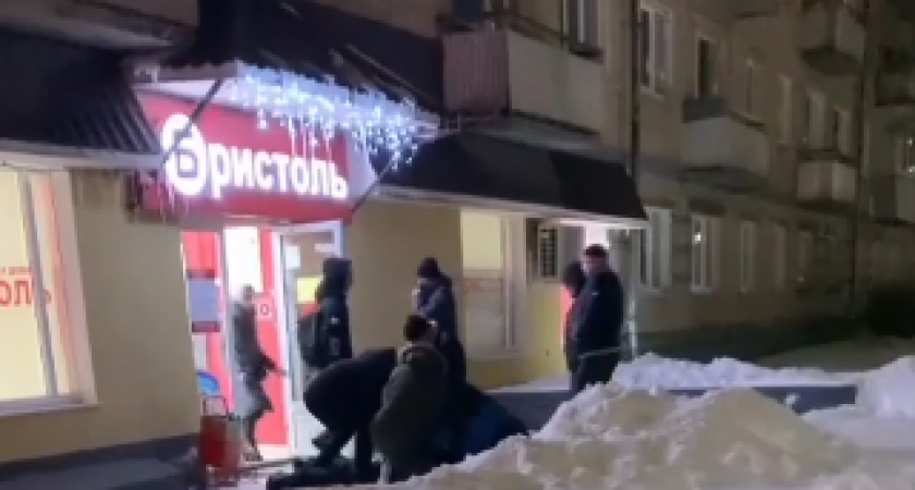 «Налетели с двух сторон»: в Заречном повалили на снег мужчину, вышедшего из магазина 