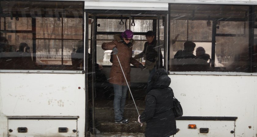 Высадка из автобуса. Водитель высадил ребенка из маршрутки в Мороз. Ребенка высадили из автобуса.