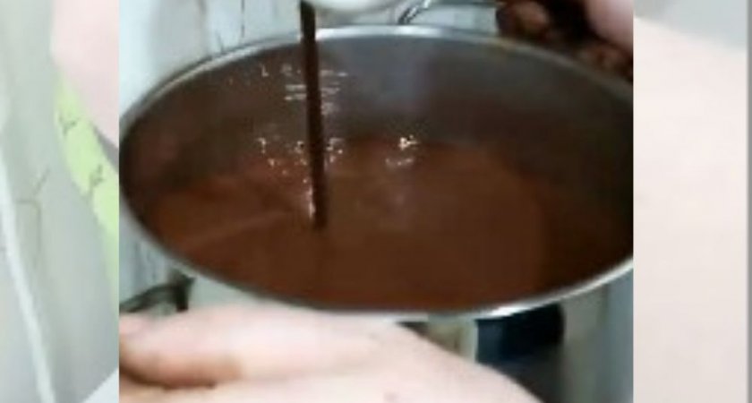 В Пензенской области из крана течет "шоколадный" фонтан