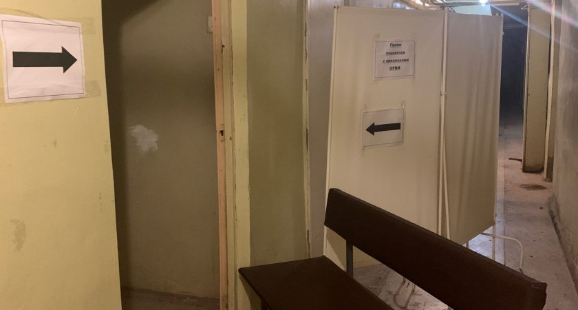 Пензенцев с признаками ОРВИ пускают в поликлинику через грязный подвал - фото 