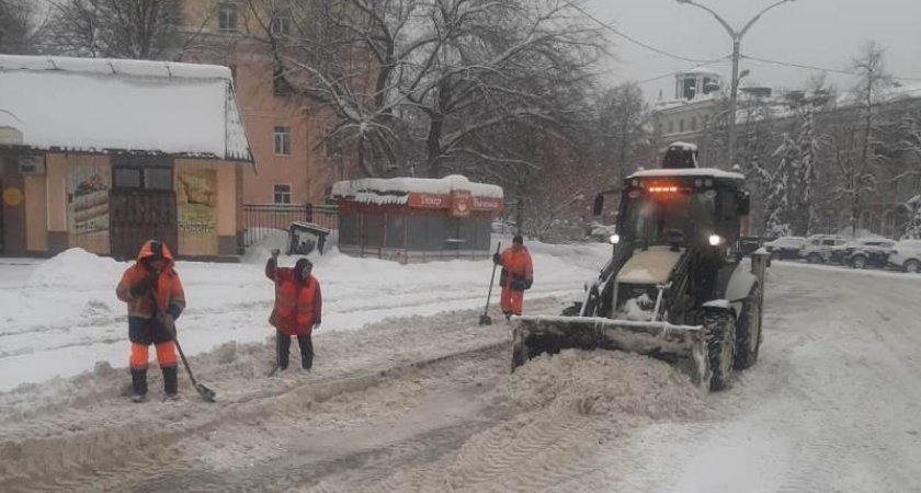 Лопатами, тракторами: В Пензе разгребают снежные завалы