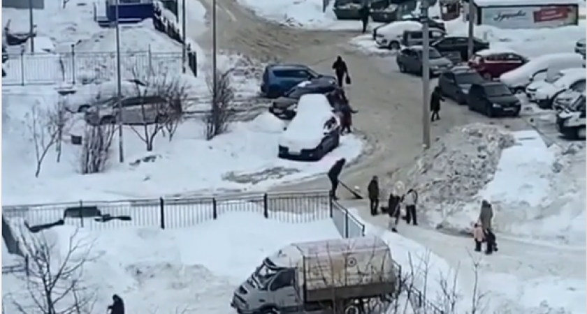 Не дождались УК: пензенцы всем домом вышли расчистить снег