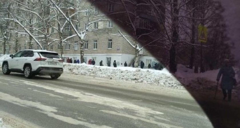 Стоят на улице с температурой: в Пензе выстроилась огромная очередь в больницу