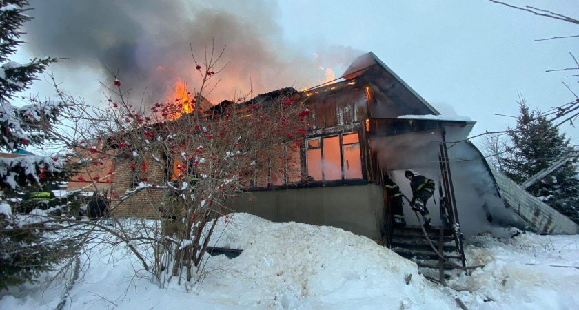 В Пензе полыхающий двухэтажный дом тушили 25 пожарных