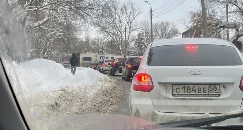В Пензе улица встала в огромной пробке из-за фуры на дороге