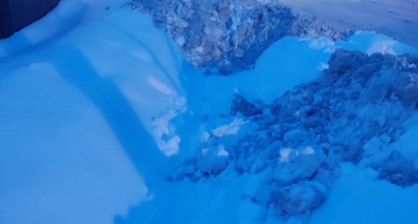 Жители Пензы сами расчищают от снега тротуар, заваленный трактором 
