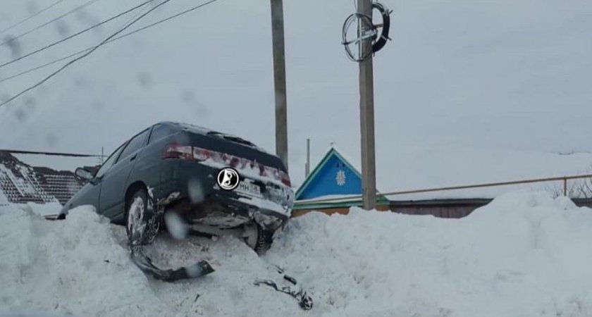 Под Пензой автомобиль влетел в мощный сугроб 