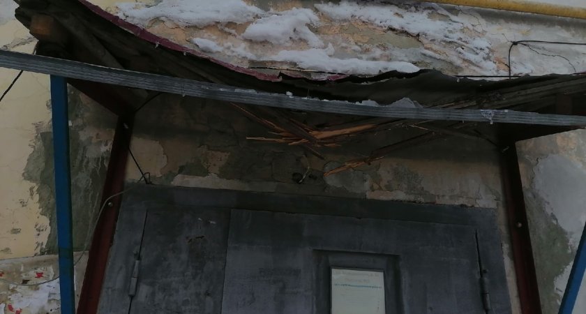 "Сбили, бросили и уехали": коммунальщики Пензы сломали козырек, отремонтированный жильцами