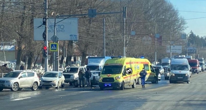 Пробка и автомобили реанимации: в Пензе на проспекте Победы произошло серьезное ДТП